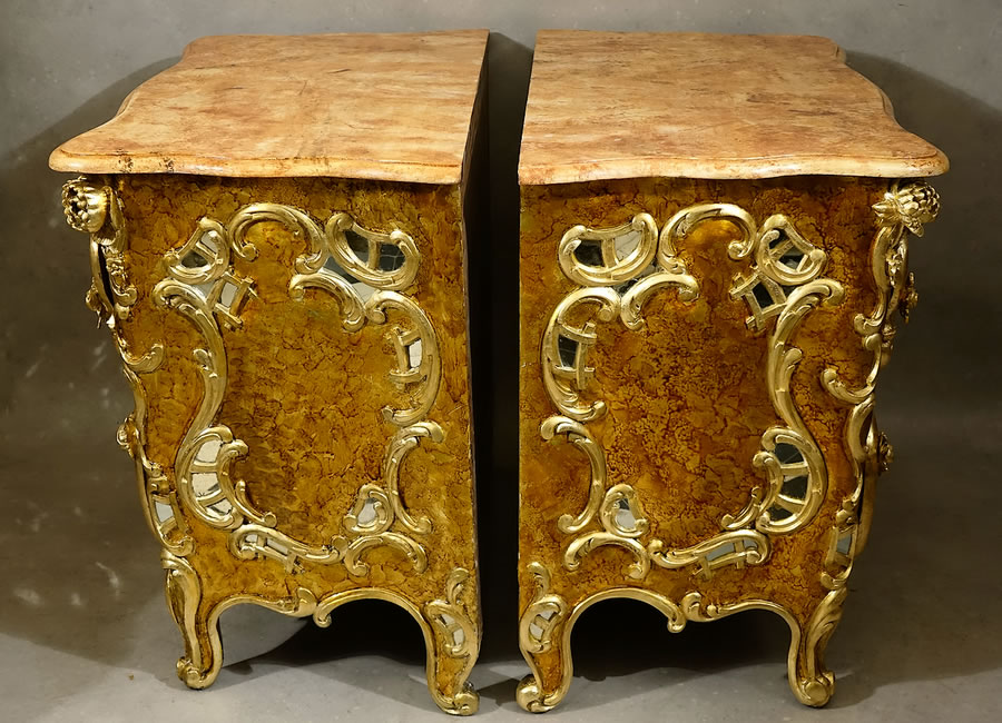 Paire de commodes italiennes rococo vernies à mecca, vues de côté